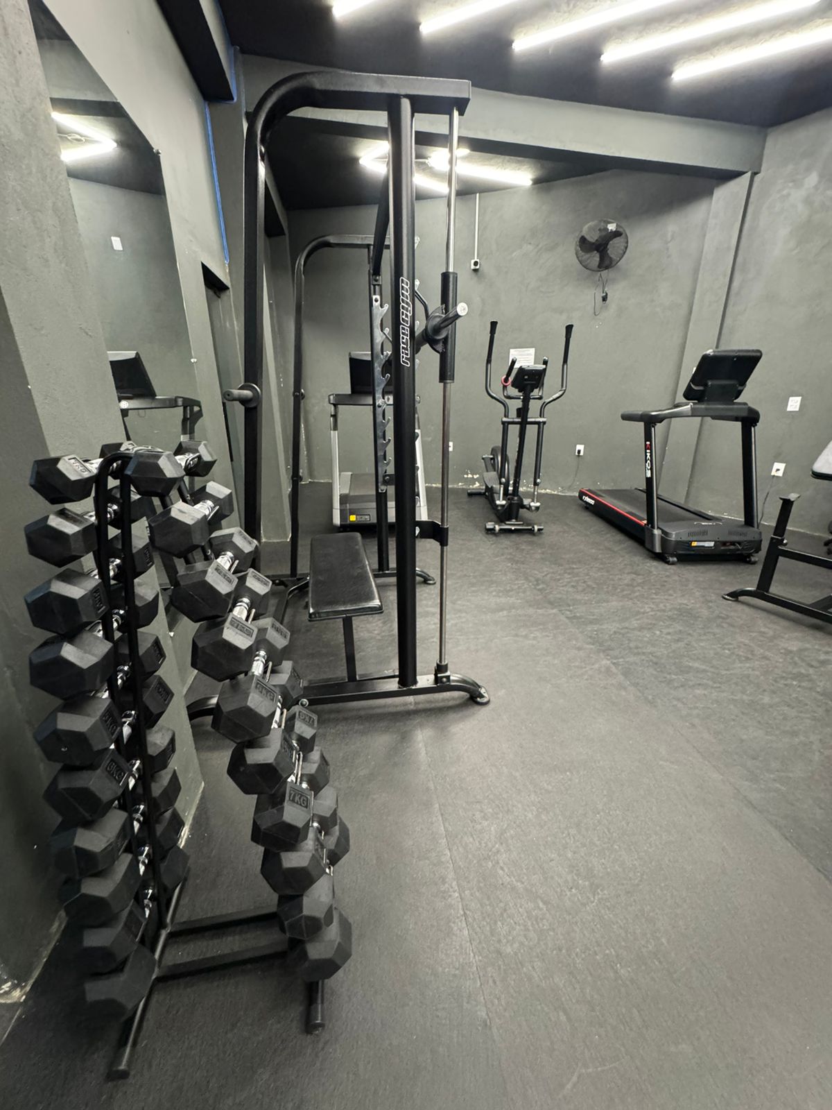 Espaço amplo e equipado do estúdio